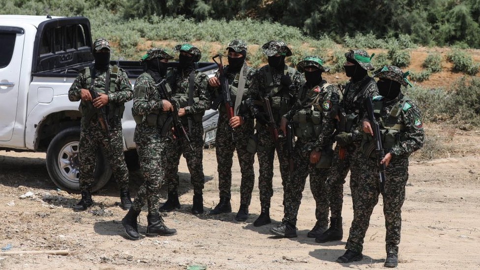 Anëtarë të maskuar të Brigadave al-Qassam, krahu ushtarak i Hamasit në kampin e refugjatëve al-Bureij në rripin qendror të Gazës, më 8 gusht 2022