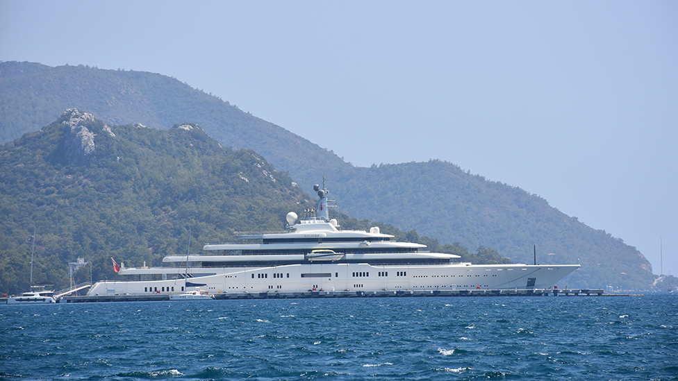 Rusija i korupcija: Tajni dogovor vredan 40 miliona dolara povezuje Abramoviča sa Putinovim „novčanicima“ 7 22m wide, six-storey ultra-luxury yacht named 'Eclipse' owned by Roman Abramovich, anchors at Albatros Marina in Marmaris district of Mugla, Turkey on August 26, 2023