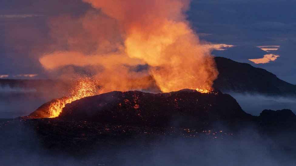 Island i vulkani: I dalje postoji strah od erupcije, „Islanđani kažu da nikada nisu doživeli ovako nešto" 1 Mount Fagradalsfjall volcano spews lava after an eruption ion 16 July