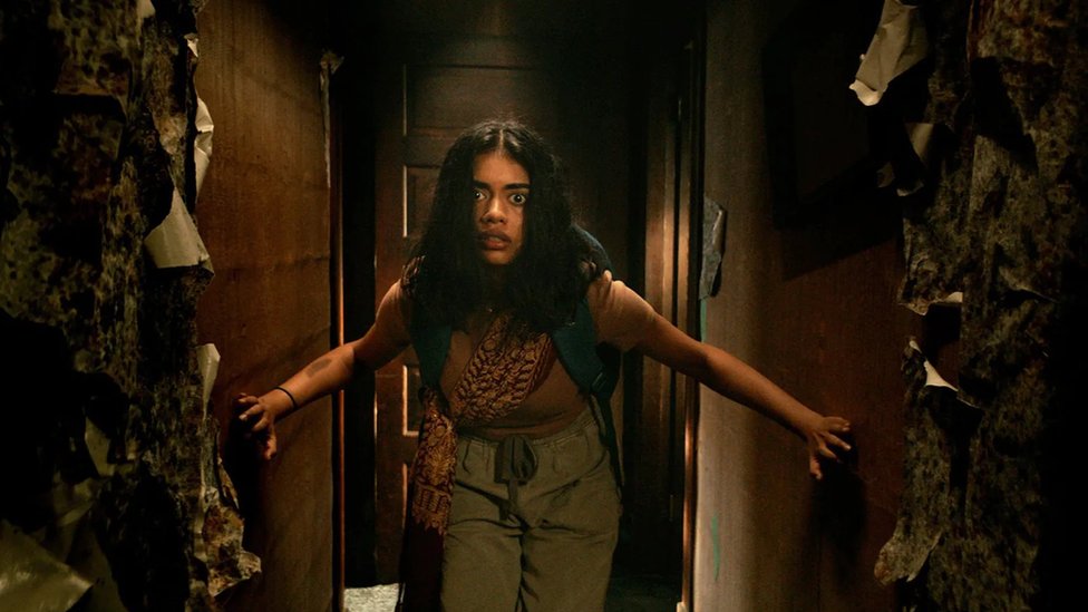 Isterivač đavola: Zašto je demonska opsednutost deo naših najmračnijih strahova 4 It Lives Inside (2023) koristi opsednutost kao metaforu za istraživanje dualnog identiteta