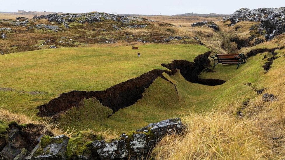 Island i vulkani: I dalje postoji strah od erupcije, „Islanđani kažu da nikada nisu doživeli ovako nešto" 2 Subsidence at Grindavik golf course, 11 Nov 23