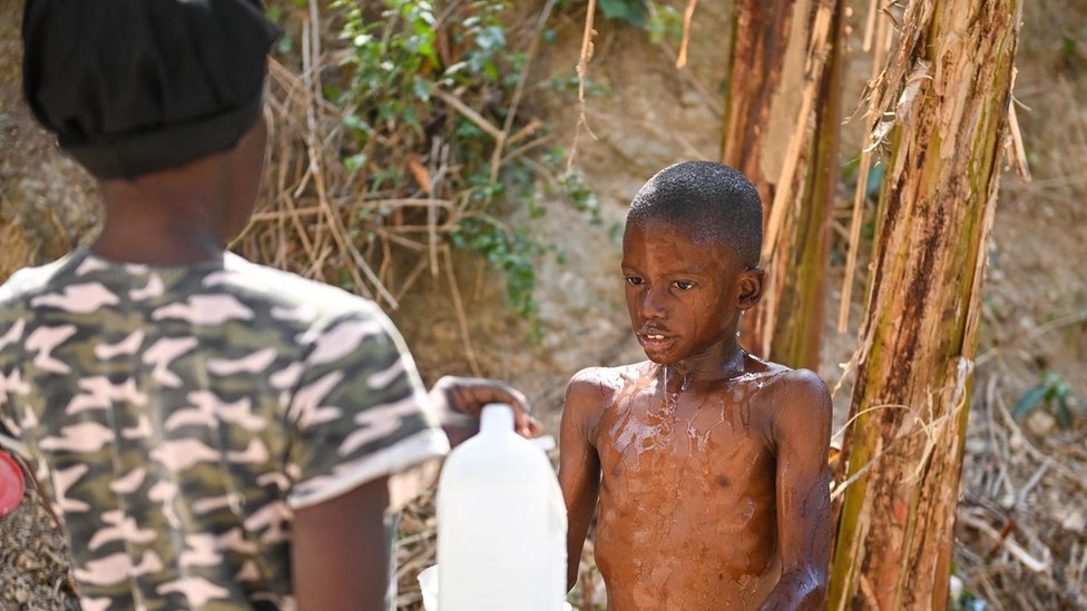 Svetski dan toaleta: Milijarde ljudi u svetu žive bez osnovnih sanitarnih uslova 4 A child washes in the Petion-ville neighborhood of Port-au-Prince, Haiti