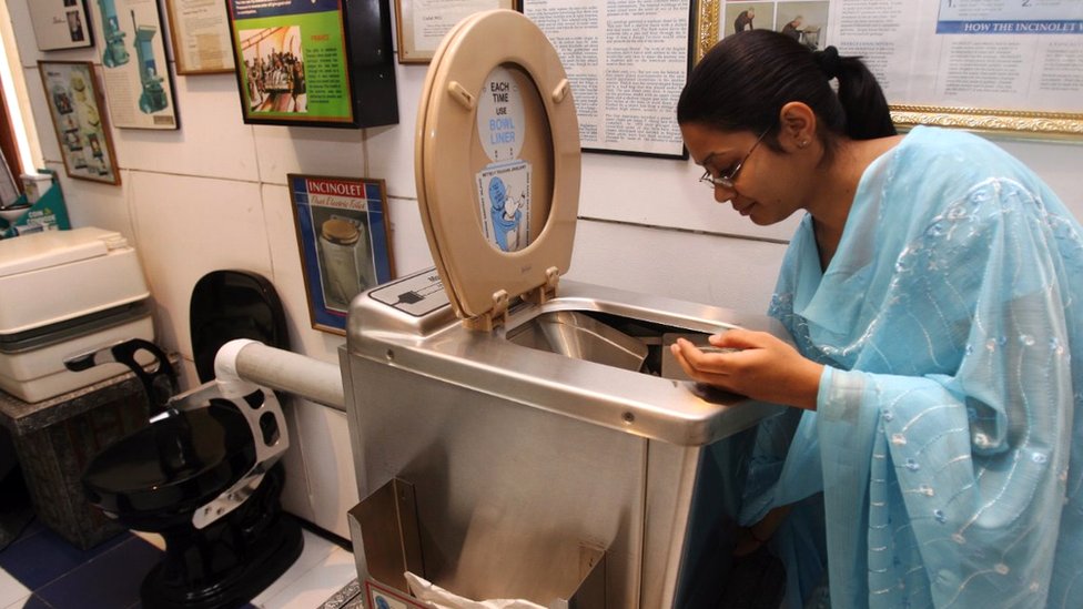 Svetski dan toaleta: Milijarde ljudi u svetu žive bez osnovnih sanitarnih uslova 5 A woman leans over a toilet on display