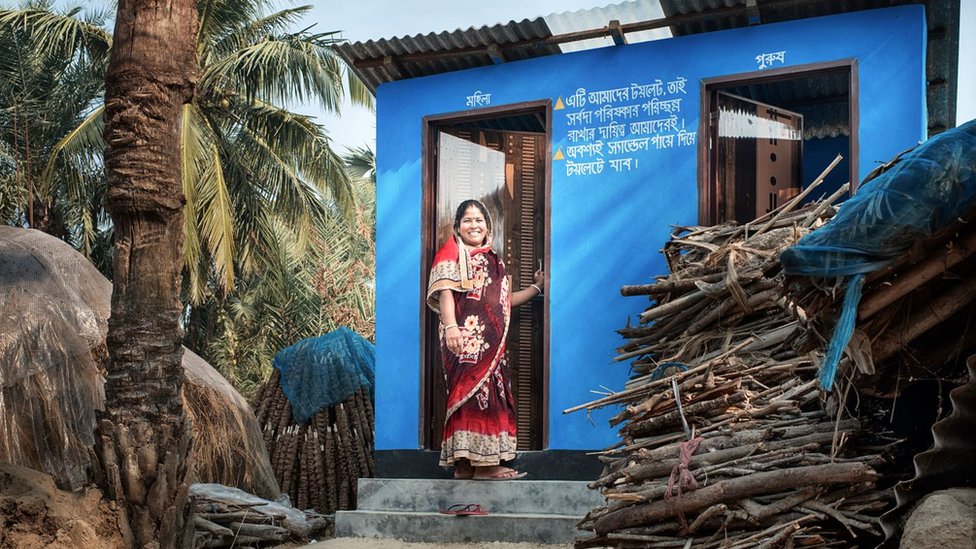 Svetski dan toaleta: Milijarde ljudi u svetu žive bez osnovnih sanitarnih uslova 1 A woman standing outside a new washroom facility in Satkhira district, Bangladesh