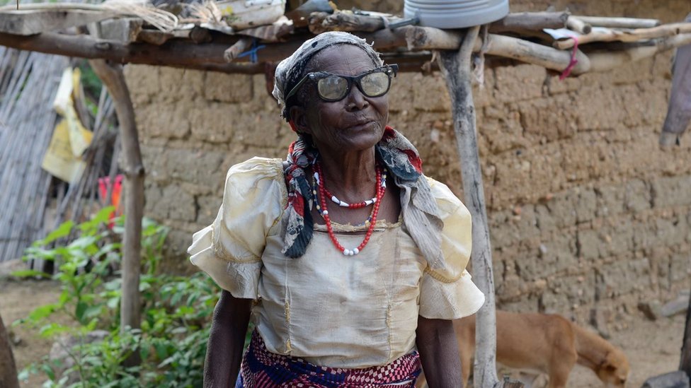 Svetski dan toaleta: Milijarde ljudi u svetu žive bez osnovnih sanitarnih uslova 2 Amina Sarki, a 98-year old woman living in the north of Nigeria standing in front of a mud wall