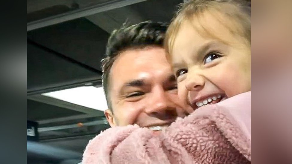 Rusija i Ukrajina: Beg od ukrajinske mobilizacije u Ukrajini - preplivavanje opasnih reka ili lažna lekarska izuzeća 3 Erik reunited with his daughter