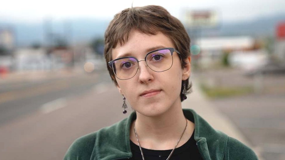 Tehnologija: ‘Bili smo zavisnici od društvenih mreža, sada tužimo velike tehnološke kompanije’ 1 Tejlor Litl kaže da je sa 11 godina bila izložena grafičkom sadržaju bez upozorenja