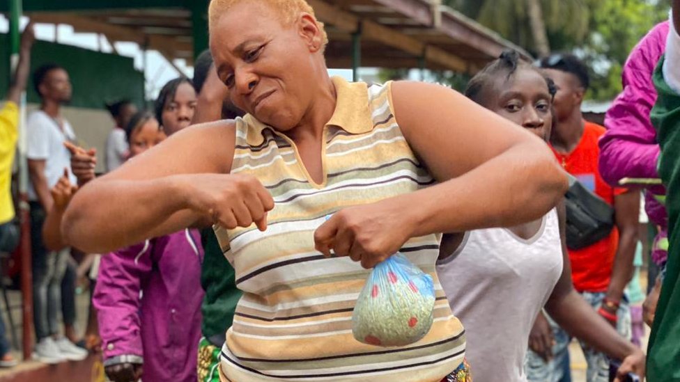 Afrika i politika: Legendarni fudbaler Žorž Vea priznao poraz na predsedničkim izborima u Liberiji 3 Woman dancing