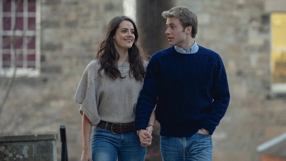 Serija Kruna: Kako su glumci „preslikali" Čarlsa i Dajanu i ko im je u tome pomogao 3 Meg Belami i Ed Mekvej kao mlada Kejt Midlton i Vilijam. Njihova romansa u punom cvatu biće obrađena u drugoj polovini poslednje sezone