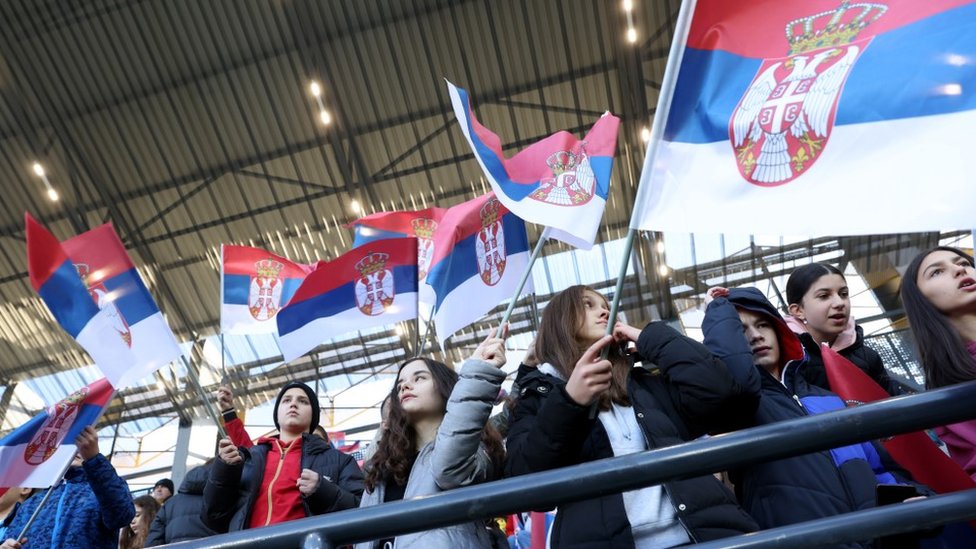 Fudbal: Srbija konačno na Evropskom prvenstvu, prvi put posle 24 godine, idu i Hrvati i Slovenci 3 Srbija, deca, zastave Srbije