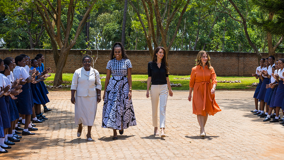 Obama, Kluni i Gejts: „Možemo da iskorenimo dečji brak u jednoj generaciji“ 1 Michelle Obama, Amal Clooney and Melinda French Gates with Sister Veronica Massa, headmistress of Ludzi School