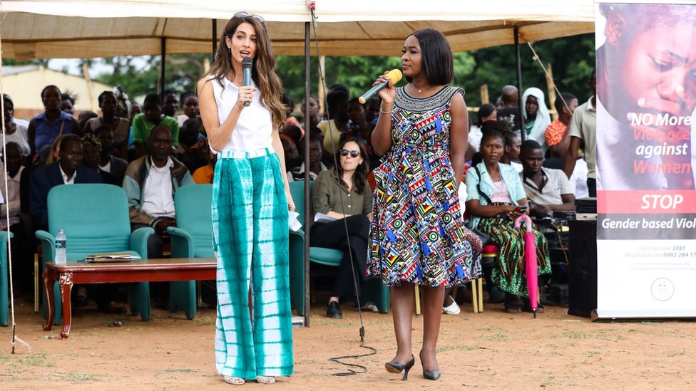 Obama, Kluni i Gejts: „Možemo da iskorenimo dečji brak u jednoj generaciji“ 5 Amal Clooney and human rights lawyer Chikondi Chijozi at the mobile legal clinic in Mchinji district