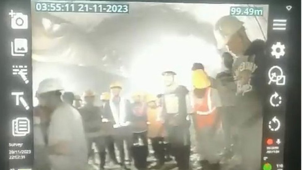 Indija: Svih 41 građevinskih radnika izvučeni su nepovređeni iz zatrpanog tunela posle 16 dana 9