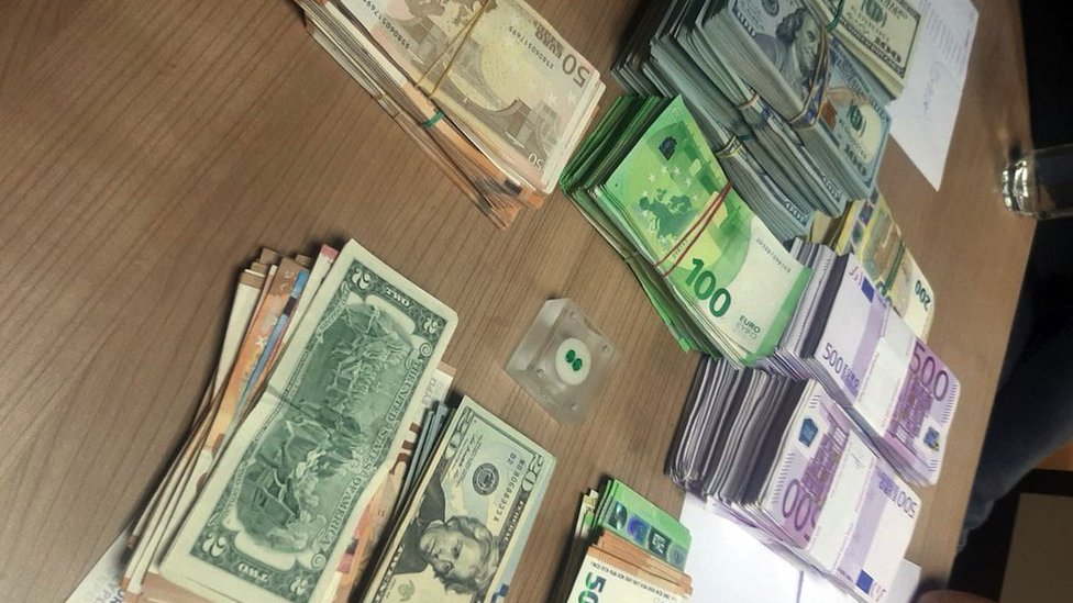 Srbija i Ukrajina: Bivši ukrajinski obaveštajac, pranje novca i odbijanje izručenja - šta je obeležilo slučaj Naumov 4 Novac i smaragdi