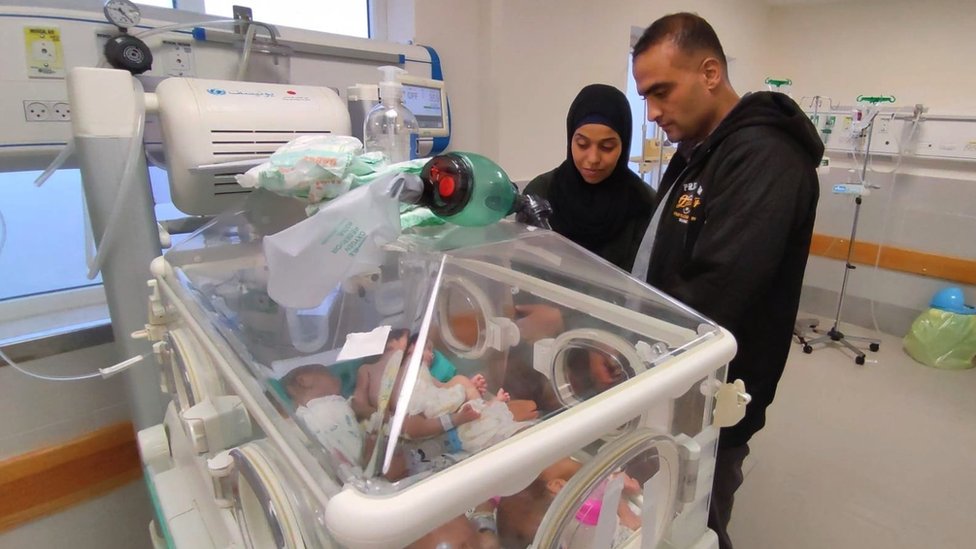 Prevremeno rođene bebe iz Gaze ponovo sa roditeljima: „Čudo je da su još žive“ 1 Warda and Ali Sebeta are reunited with their premature baby son Anas in Al Hilal Emirates Hospital in southern Gaza