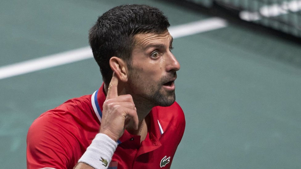 Novak Đoković: Prvi teniser sveta u verbalnom sukobu sa britanskim navijačima posle meča Dejvis kupa 1 Novak Djokovic cups his ear at British fans