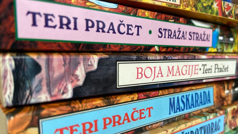 Teri Pračet i knjige: Blesavost i apsurd kao ogledalo društva i ljudske prirode 2 Knjige