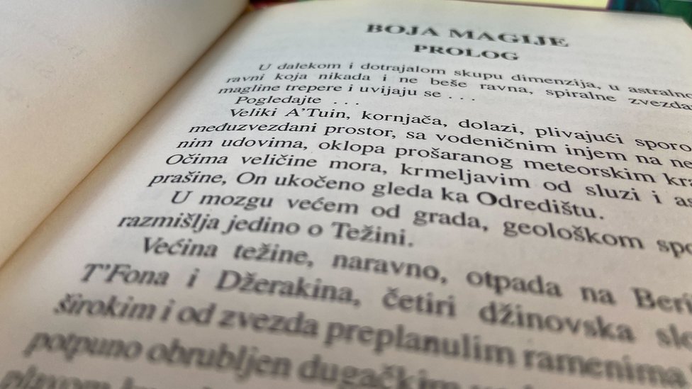 Teri Pračet i knjige: Blesavost i apsurd kao ogledalo društva i ljudske prirode 3 Knjiga