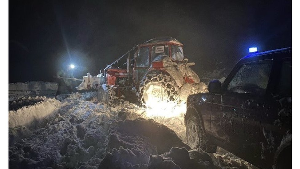 Prvi sneg u Srbiji doneo i prve nevolje, vanredna situacija u Sjenici 1 Zavejana Sjenica