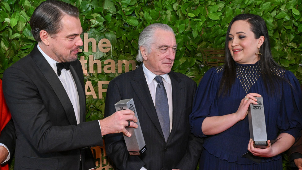 Leonardo DiCaprio, Robert De Niro and Lily Gladstone pose with the Gotham Historical Icon & Creator Tribute for "Killers of the Flower Moon" at the 33rd Annual Gotham Awards