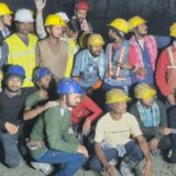 Indija: Građevinski radnici radili jogu i igrali igrice u zatrpanom tunelu 7