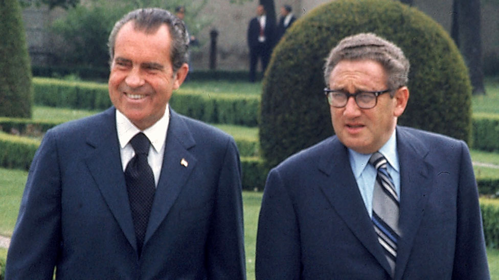 Henri Kisindžer: Diplomata koji je prekirao svet i oko kojeg su se lomila koplja 1 President Richard M. Nixon and Secretary of State Henry Kissinger strolling through a park during visit to Austria in 1972