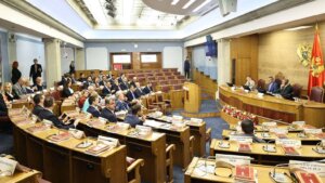 Posle oštre rasprave oko Rezolucije o Srebrenici, prekinuta sednica crnogorskog parlamenta