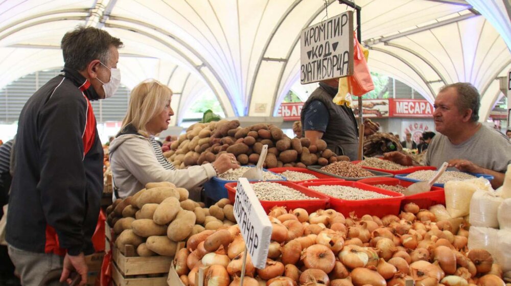 U Srbiji odloženo uvođenje fiskalnih kasa na pijacama do kraja 2024. godine 1