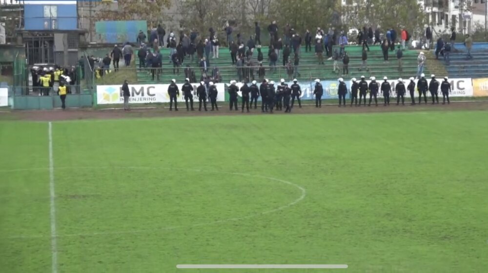 Navijači Zemuna nasrnuli na golmana Rada, sukobi s policijom: Prekinuta utakmica u Gornjoj varoši 1