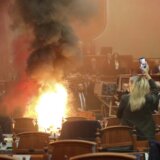 Neredi u albanskom parlamentu: Poslanici opozicije upalili baklje 7