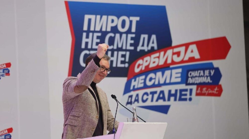 Kojom porukom je Vučić počeo svoje govore na sva tri dosadašnja mitinga SNS? 1