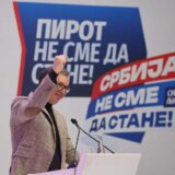 Kojom porukom je Vučić počeo svoje govore na sva tri dosadašnja mitinga SNS? 12