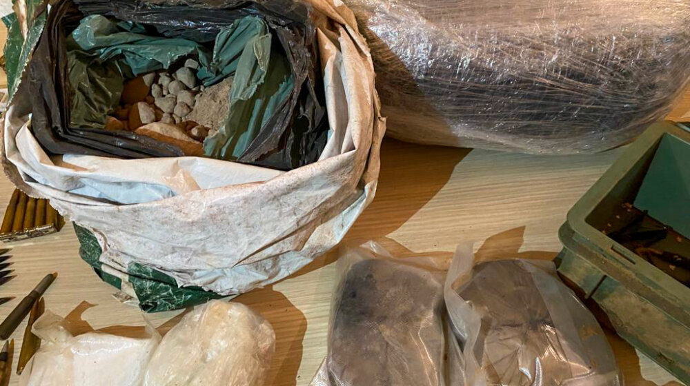 Policija zaplenila veću količinu droge i oružja, uhapšena dva albanska državljanina (FOTO) 1