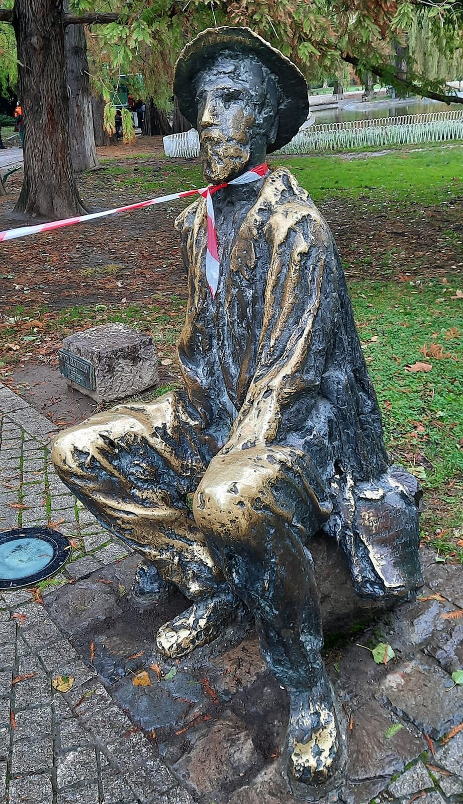 "Obesili Đuru": Spomenik Đuri Jakšiću u Dunavskom parku u Novom Sadu poslužio da se obeleže radovi 2 "Obesili Đuru": Spomenik Đuri Jakšiću u Dunavskom parku u Novom Sadu poslužio da se obeleže radovi 2