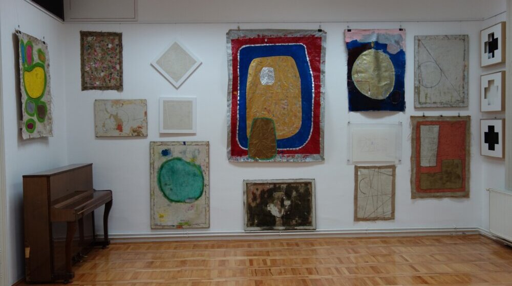 "Zaključili su da sam jako veliki državni neprijatelj": Izložba poznatog slikara Dragana Šijačkog zatvorena pre vremena u Srbobranu 1