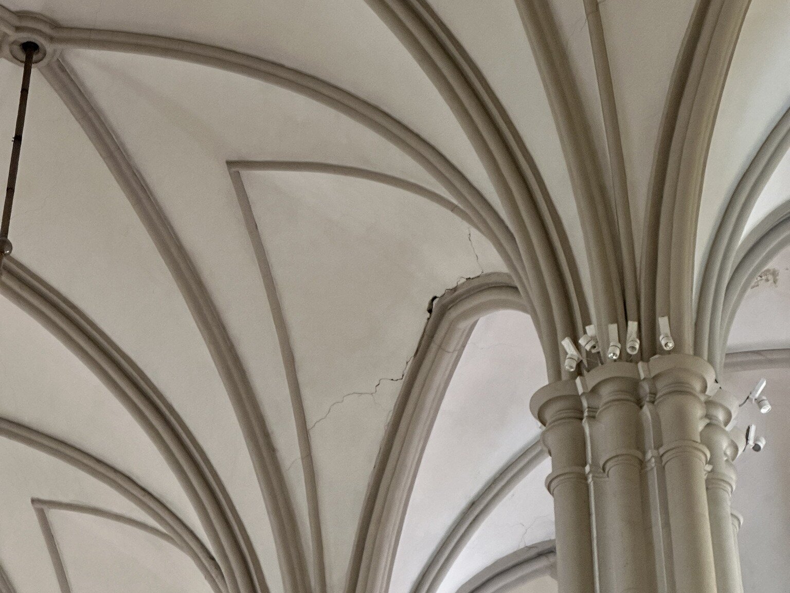 Velečasni Atila Želer o obnovi novosadske "Katedrale": Stručnjaci će utvrditi da li su pukotine na lukovima crkve nastale zbog izgradnje podzemne garaže 2 Velečasni Atila Želer o obnovi novosadske "Katedrale": Stručnjaci će utvrditi da li su pukotine na lukovima crkve nastale zbog izgradnje podzemne garaže 2