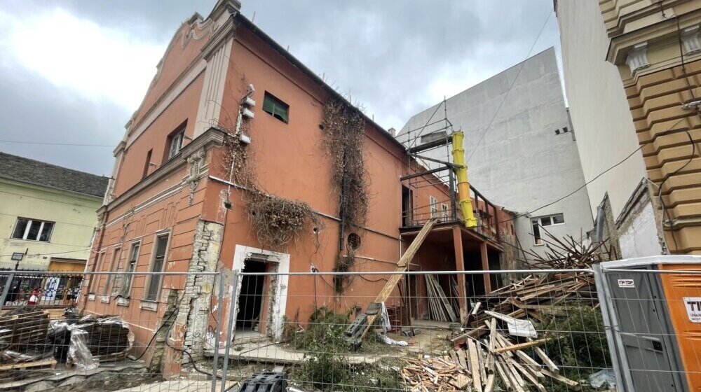 "Nešto ovde nije kako treba": Iz Društva arhitekata Novog Sada upozoravaju da je građevinska dozvola izdata za rekonstrukciju, a ne rušenje Parohijskog doma 1