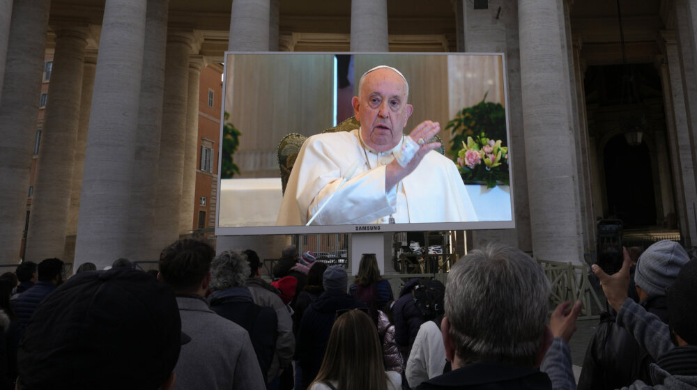 Papa zbog gripa čitao nedeljnu molitvu iz rezidencije 9