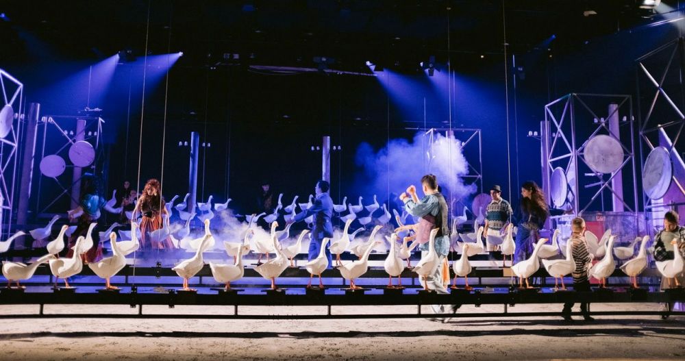 Predstava "Skupljači perja" premijerno u Srpskom narodnom pozorištu: Delo koje je u svetsku popularnu kulturu uvelo zvukove i boje romske i balkanske kulture 1