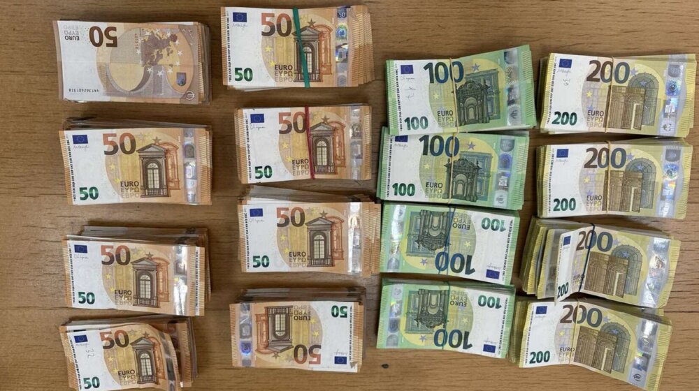 Uprava carine: Na Horgošu u frižideru i fabričkim šupljinama autobusa otkriveno više od 154.000 neprijavljenih evra 1