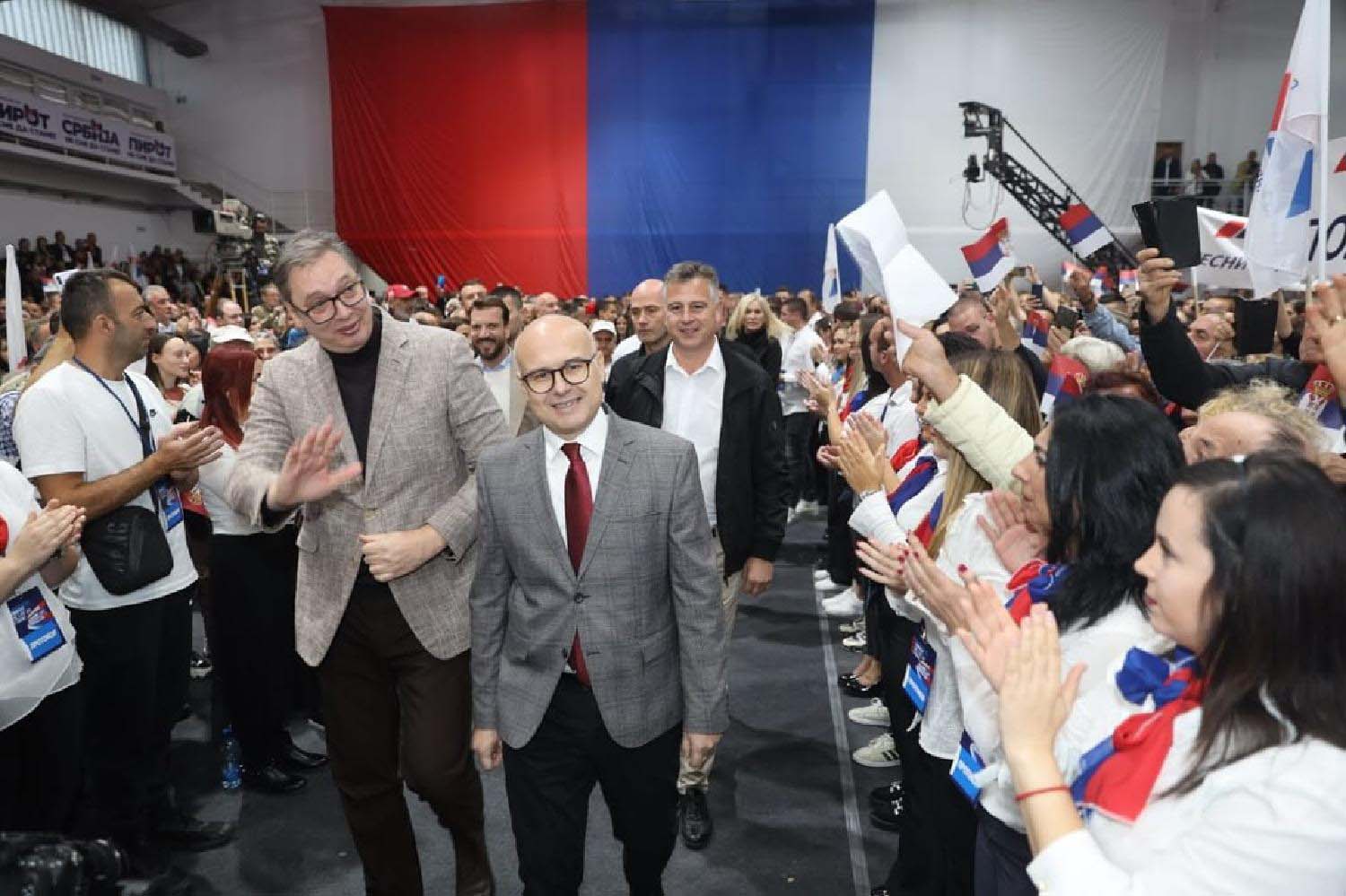 Kojom porukom je Vučić počeo svoje govore na sva tri dosadašnja mitinga SNS? 2