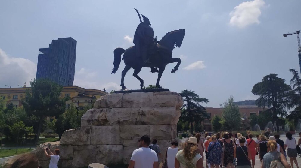 "Provansa sa boljim pivom": Razglednica iz Tirane i albanskog mesta Korča 1