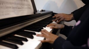 Bivša direktorka beogradske Muzičke škole "Josip Slavenski" Milena Stojković je saopštila danas da je ostavku na tu funkcija podnela "isključivo iz ličnih razloga".