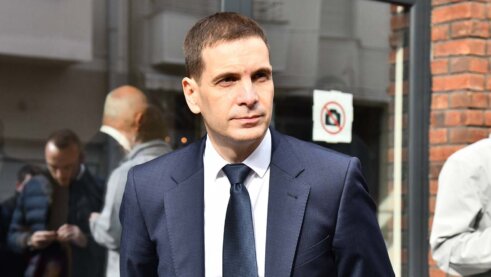 Miloš Jovanović Da li je Vučić slučajno ili namerno najavio konsultacije sa parlamentarnim strankama za ponedeljak, kada opozicija putuje u Brisel? 3