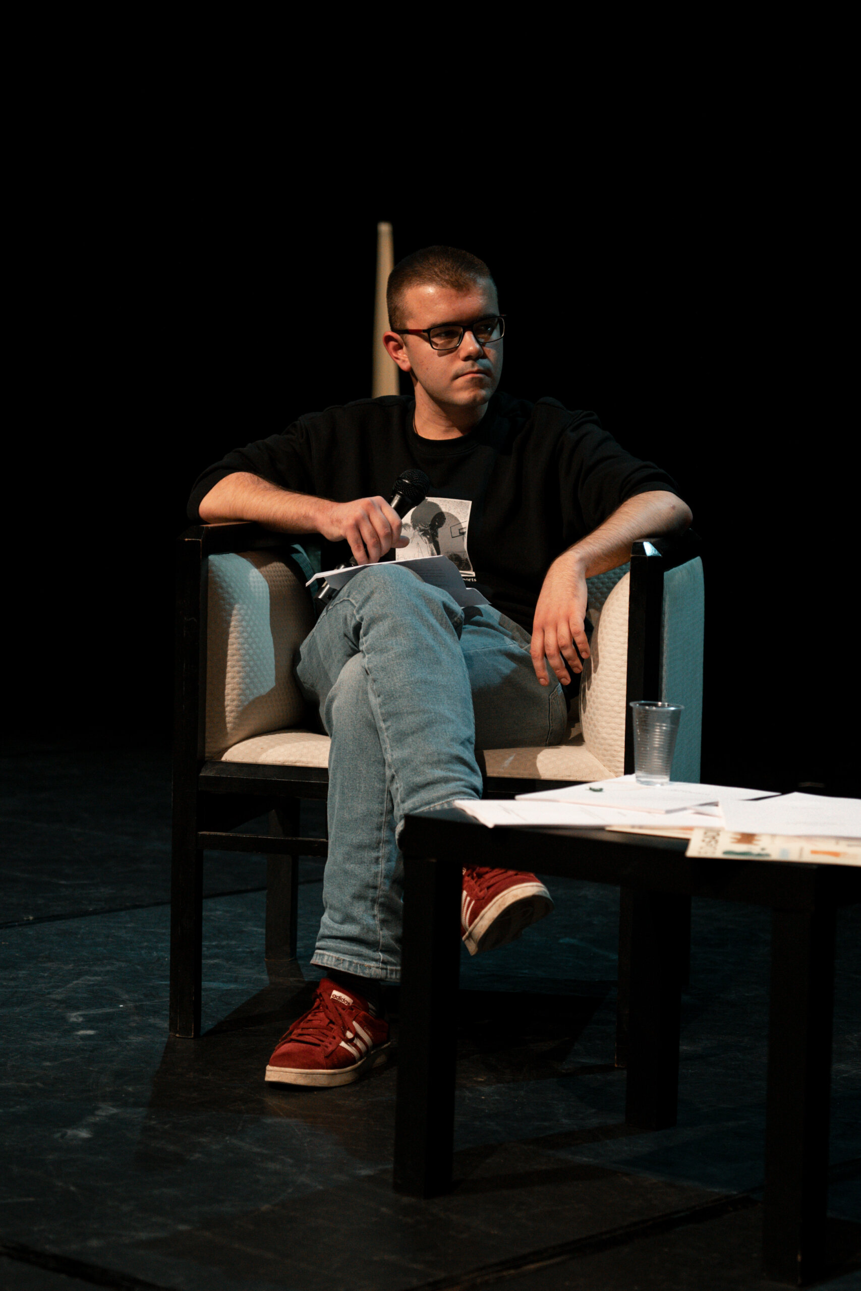 Zbog prokockanog poverenja kritičke javnosti svedočimo nacionalnoj paranoji: Tadija Čaluković povodom predstave "bukvalno. otprilike" 2