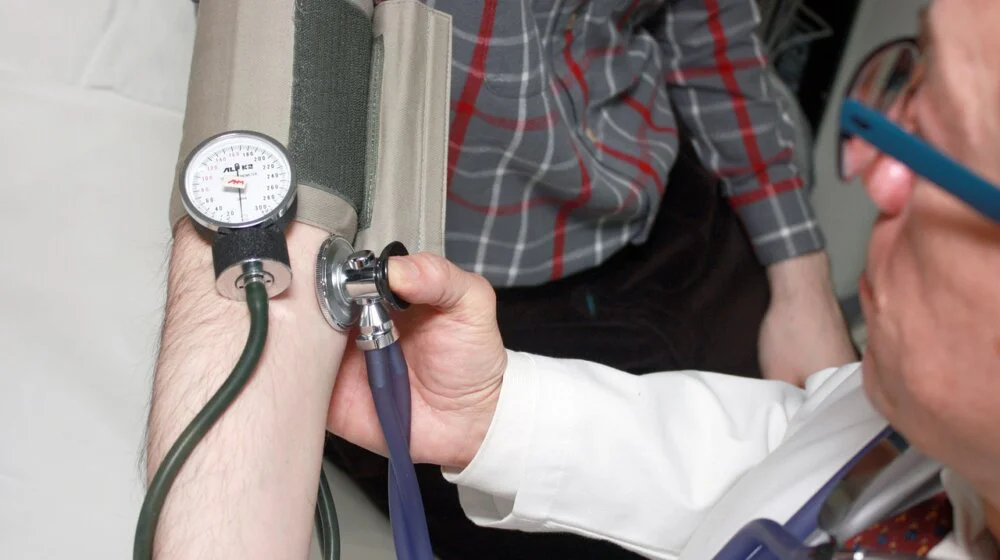 Svima skače krvni pritisak ovih dana: Kada otići kod izabranog lekara, kada u Urgentni centar, a kada pozvati Hitnu pomoć 1