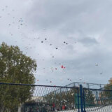 Đaci iz "Ribnikara" pustili bele balone u znak sećanja na poginule drugare i čuvara (FOTO) 14