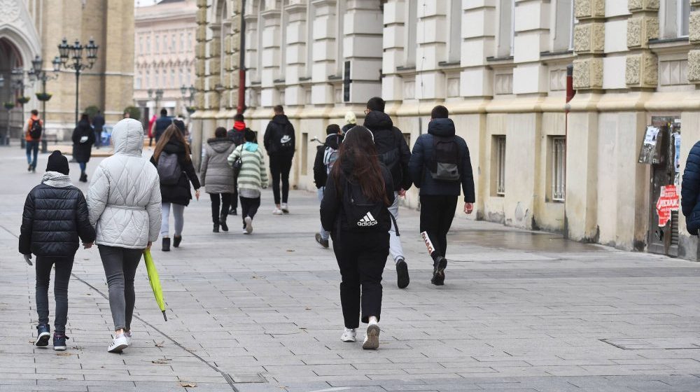 Zajedno: Učenicima u Novom Sadu deljen novac za učešće na mitingu SNS 1