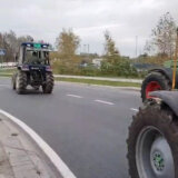 (VIDEO) Poljoprivrednici blokirali kružni tok na putu Šajkaških odreda u Novom Sadu, automobili i autobusi vozili preko trotoara 10