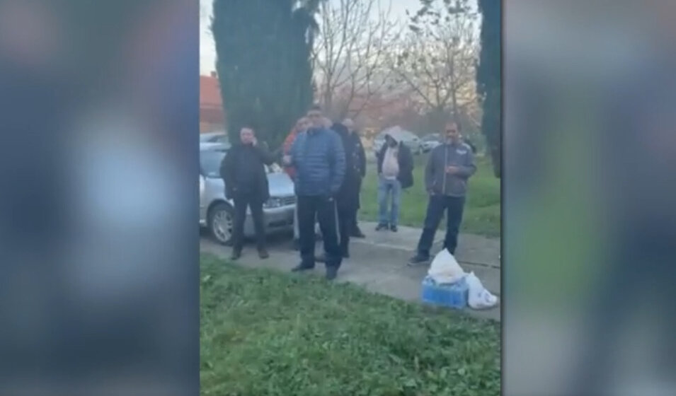 (VIDEO) Nekoliko ljudi kolima blokiralo prilaz porodičnoj kući poljoprivredniku iz Bavaništa, a njih opkolili poljoprivrednici traktorima